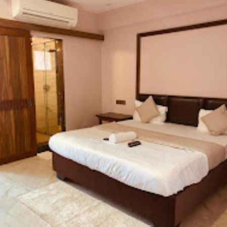 Hotel Radhe Ānand Buitenkant foto