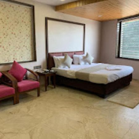 Hotel Radhe Ānand Buitenkant foto
