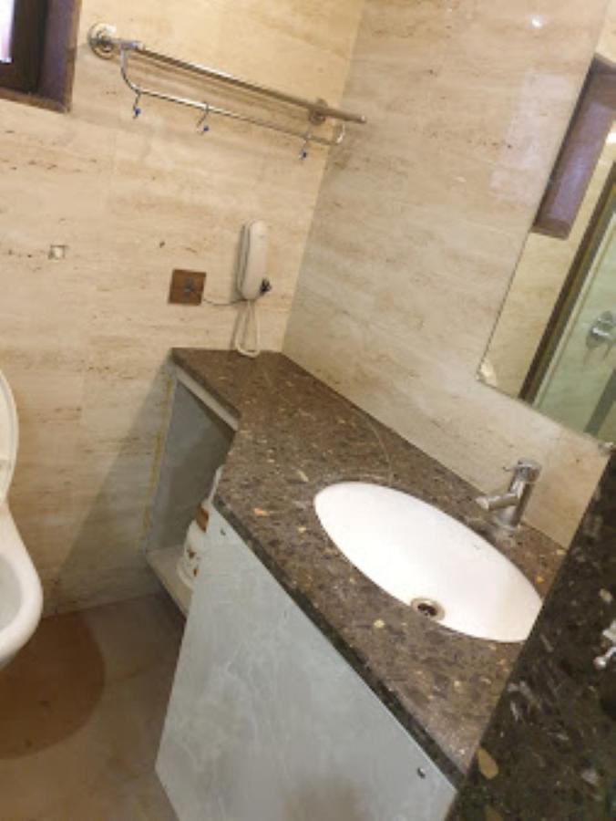 Hotel Radhe Ānand Buitenkant foto