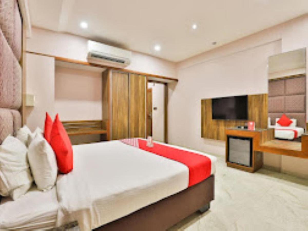 Hotel Radhe Ānand Buitenkant foto